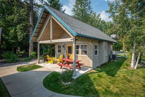 Dover Bay Waterfront Resort & Bungalows .